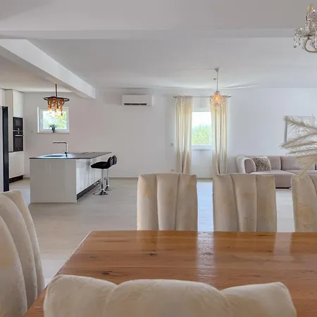 Aura Hill - Private Villa *